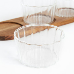 Set van drie borosilicaatglazen kommen Linea met acacia dienblad – 42 cm